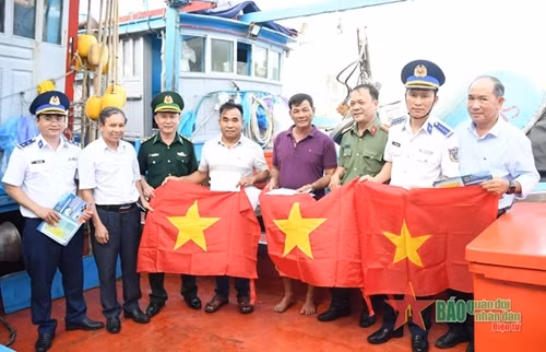 海警第二区在广义省开展关于打击IUU的普法宣传活动 ảnh 1