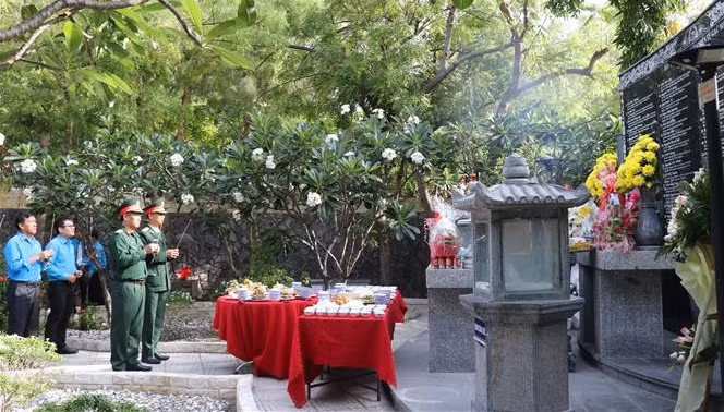 缅怀为捍卫鬼鹿角礁主权牺牲的64名越南人民海军战士 ảnh 1