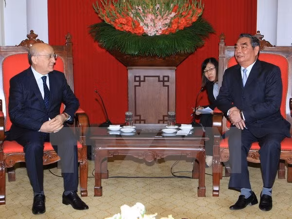 越共中央书记处常务书记黎鸿英会见新阿塞拜疆党代表团 ảnh 1 越共中央书记处常务书记黎鸿英会见新阿塞拜疆党代表团 ảnh 1