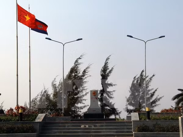 越柬两国下决心完成陆地边界勘界立碑工作 ảnh 1
