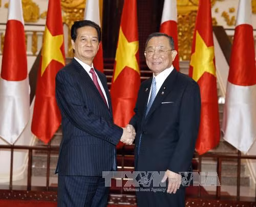 越南政府总理阮晋勇会见日本参议院议长山崎正昭 ảnh 1
