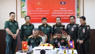 越南向老挝提供军事地形业务培训计划和设备 ảnh 1