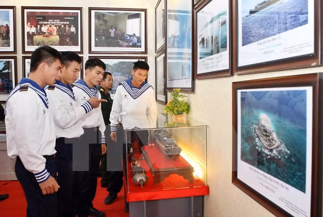 “黄沙和长沙归属越南—历史证据和法律依据”地图和资料展在北江省开展 ảnh 1