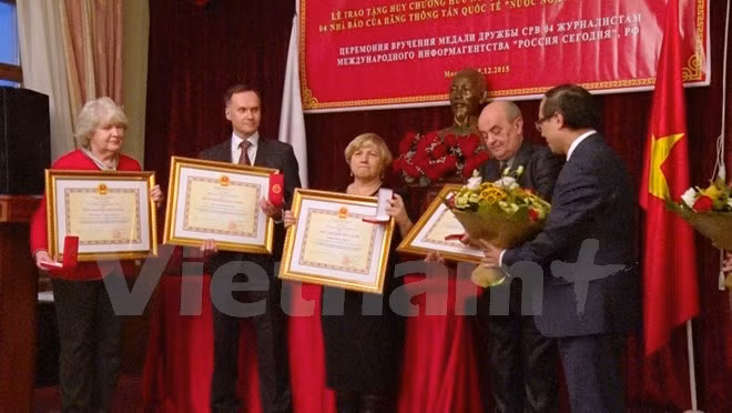 俄罗斯四名记者荣获越南国家主席友谊勋章 ảnh 1