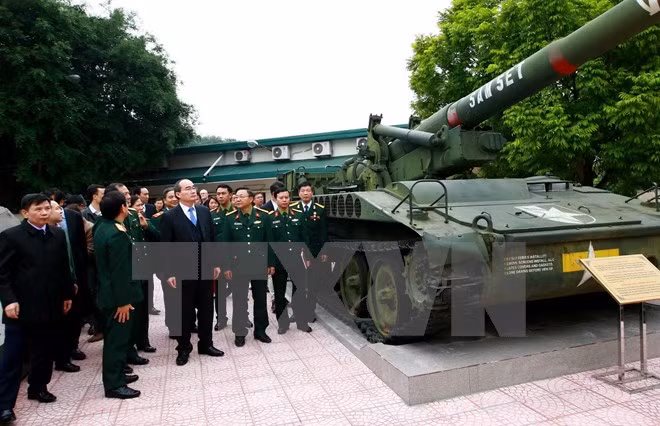 越南祖国阵线中央委员会主席阮善仁走访越南军事历史博物馆 ảnh 1