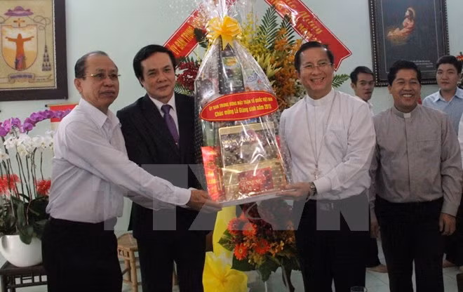 圣诞节即将来临　越南祖国阵线中央委员会看望慰问平阳省基督教教职人员和信教群众 ảnh 1