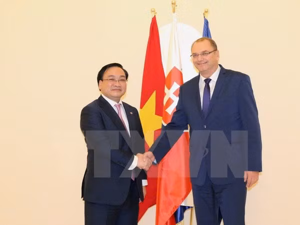 越南政府副总理黄忠海对斯洛伐克进行正式访问 ảnh 1