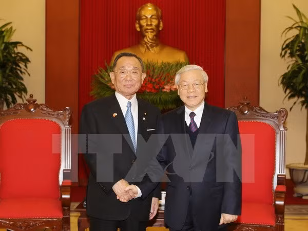 越共中央总书记阮富仲会见日本参议院议长山崎正昭 ảnh 1