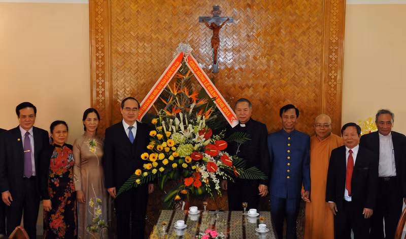 越南祖国阵线中央委员会走访慰问崑嵩省总教区神职人员 ảnh 1