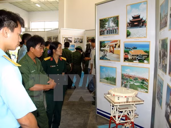 “越南海洋岛屿—历史、潜力与发展”图片展在海防市开展 ảnh 1