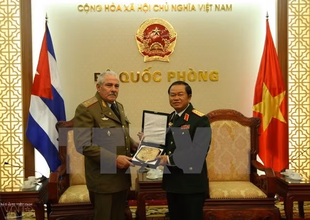 杜伯巳大将会见古巴革命武装力量部防空空军司令 ảnh 1 杜伯巳大将会见古巴革命武装力量部防空空军司令 ảnh 1