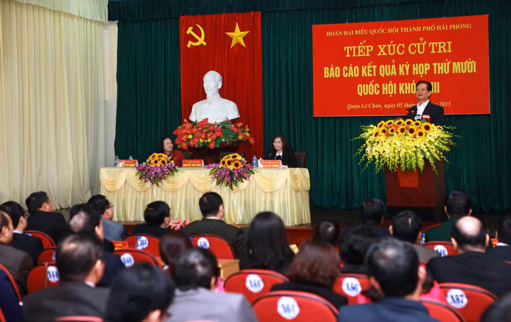 越南政府总理阮晋勇与海防市选民接触 ảnh 1 越南政府总理阮晋勇与海防市选民接触 ảnh 1