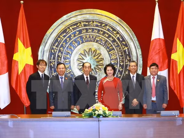 越南国会副主席阮氏金银与日本参议院副议长舆石东举行会谈 ảnh 1