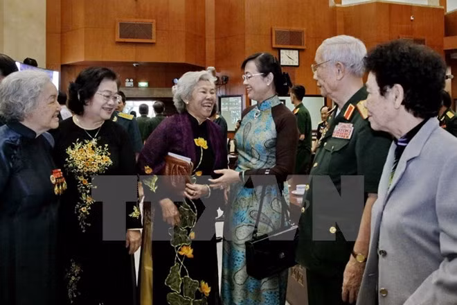 胡志明市与人民军队500多名退休高级干部举行见面会 ảnh 1