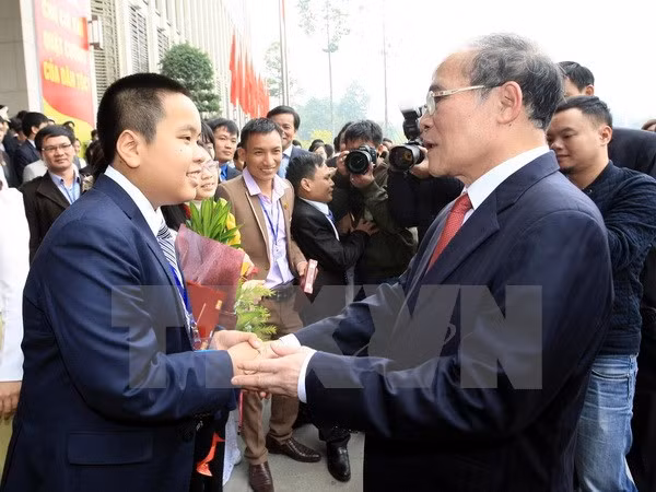 越南国会主席阮生雄会见2015年第二次越南青年人才大会代表 ảnh 1