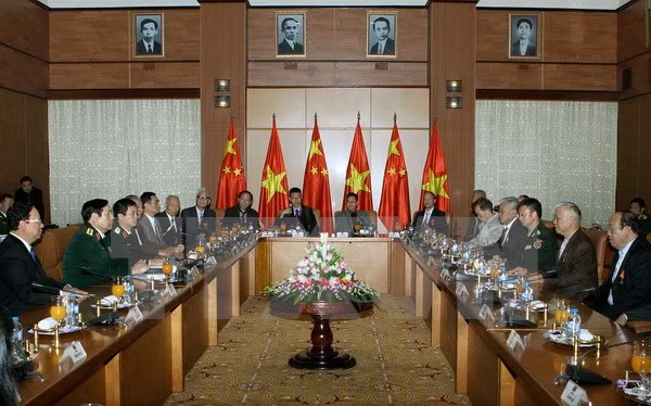 越南国防部长冯光青大将会见中国援越老战士代表团 ảnh 1