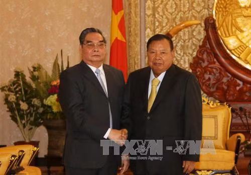 越共中央书记处常务书记黎鸿英会见老挝中央书记处常务书记本扬·沃拉吉 ảnh 1 越共中央书记处常务书记黎鸿英会见老挝中央书记处常务书记本扬·沃拉吉 ảnh 1