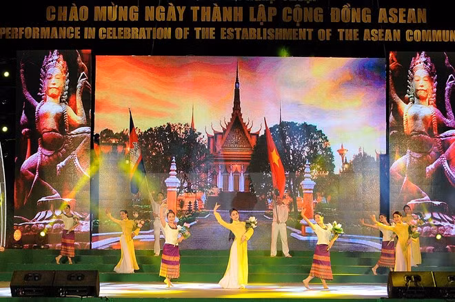 胡志明市举行庆祝东盟共同体正式成立文艺演出 ảnh 1