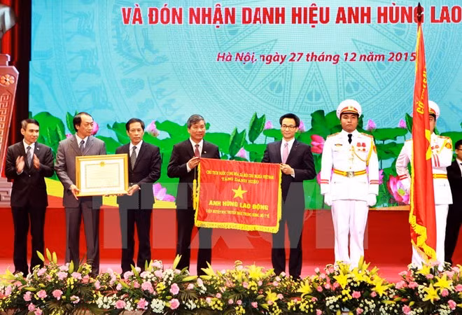 武德儋府总理授予越南中央血液学-输血医院劳动英雄称号 ảnh 1