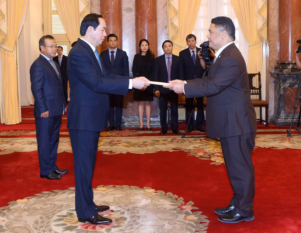越南国家主席陈大光会见前来递交国书的各国新任驻越大使 ảnh 5 越南国家主席陈大光会见前来递交国书的各国新任驻越大使 ảnh 5