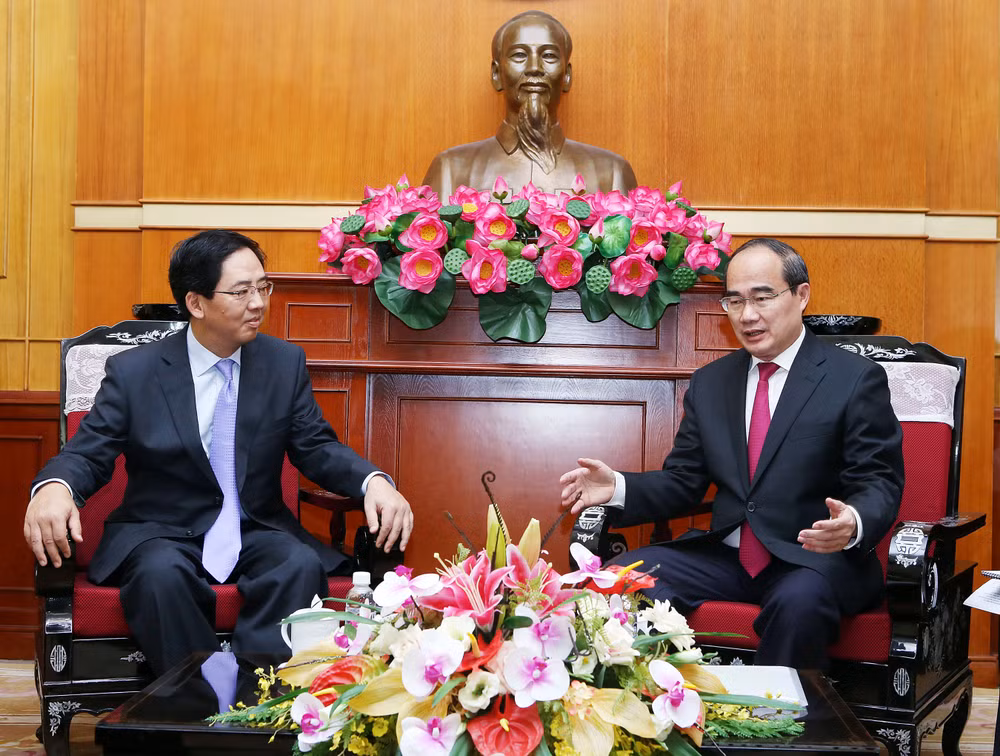 越南祖国阵线中央会员会主席会见中国驻越大使 ảnh 1