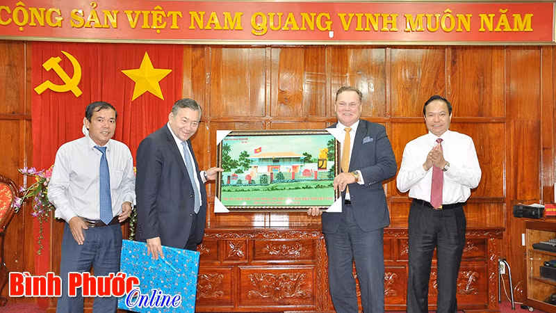 加拿大金融企业希望向越南平福省企业提供金融服务 ảnh 1