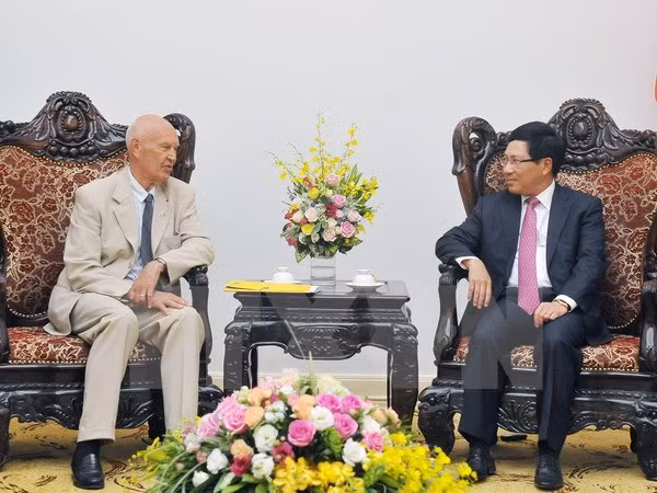 政府副总理兼外交部长范平明会见瑞典首相特使皮埃尔·朔里 ảnh 1