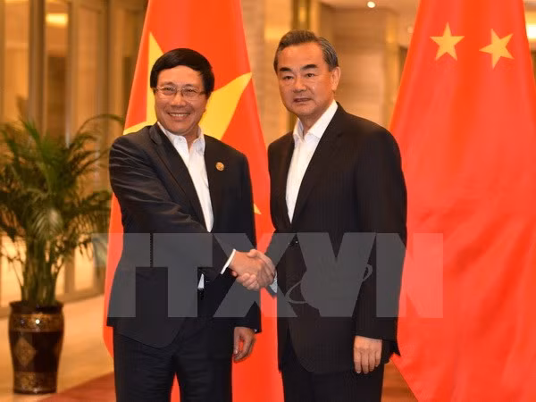 越南政府副总理兼外交部长范平明会见中国外交部长王毅 ảnh 1