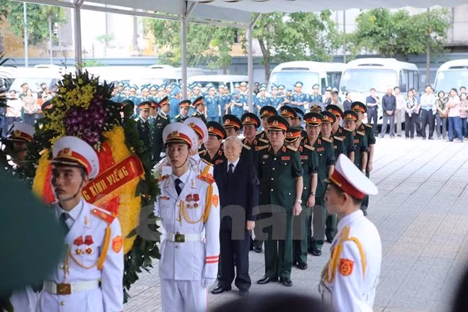 越南党和国家领导出席CASA-212失事飞机9名飞行员遗体告别仪式 ảnh 1