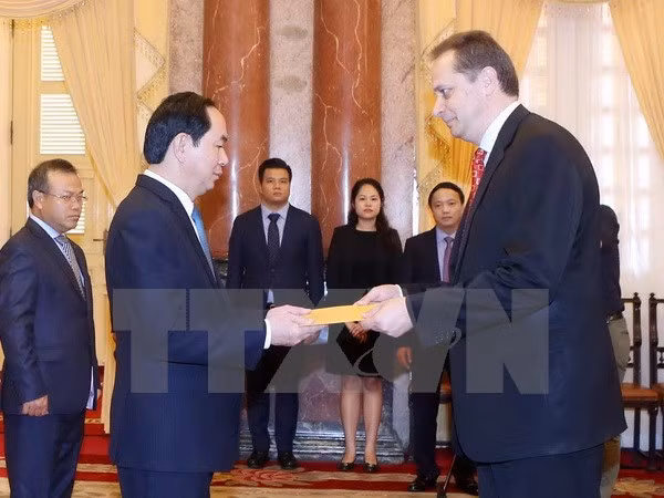 越南国家主席陈大光会见前来递交国书的各国新任驻越大使 ảnh 6 越南国家主席陈大光会见前来递交国书的各国新任驻越大使 ảnh 6