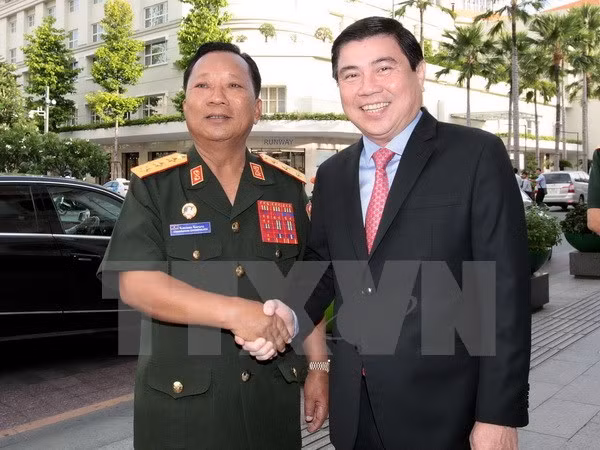 胡志明市领导会见老挝国防部部长 ảnh 1 胡志明市领导会见老挝国防部部长 ảnh 1