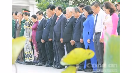 纪念胡伯伯出国寻找救国之路105周年：胡志明市领导上香缅怀胡志明主席 ảnh 2