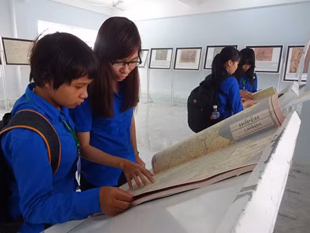 庆和省计划在全省各县市举行“黄沙长沙归属越南”地图资料流动展 ảnh 1