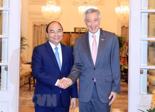 越南政府总理阮春福与新加坡总理李显龙举行会谈 ảnh 1