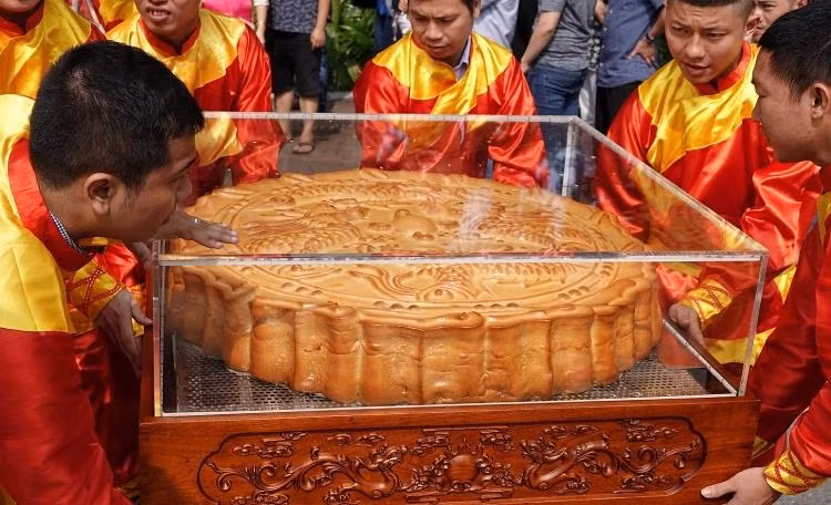 一对超大的中秋月饼破越南纪录 ảnh 2