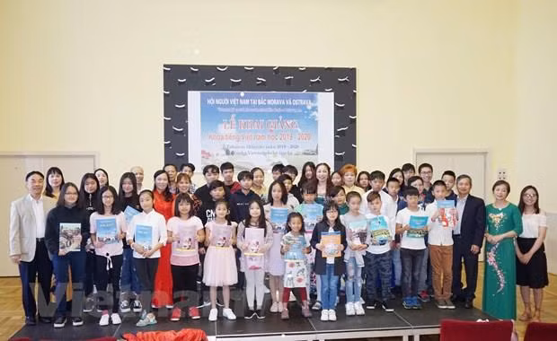 旅居捷克越南人2019-2020年越语培训班开班 ảnh 1