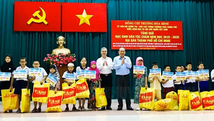 张和平副总理向胡志明市占族500名贫困学生颁发助学金 ảnh 1