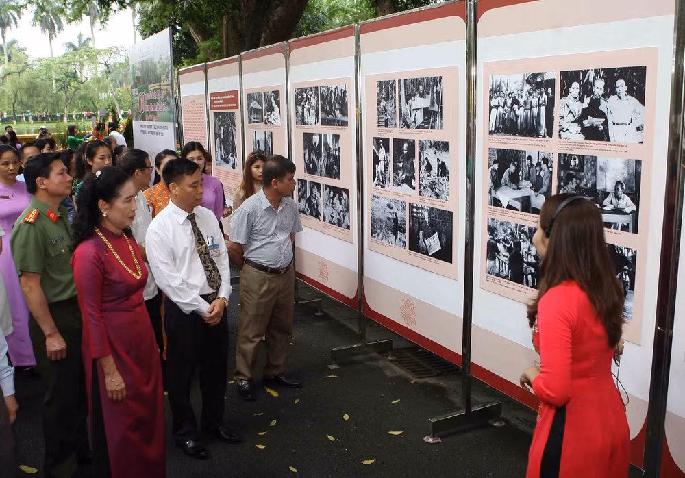 纪念主席府胡伯伯高脚屋建成60周年的图片展 ảnh 2