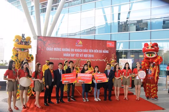 己亥猪年大年初一:岘港市接待180名航空游客“冲年喜” ảnh 1 己亥猪年大年初一:岘港市接待180名航空游客“冲年喜” ảnh 1