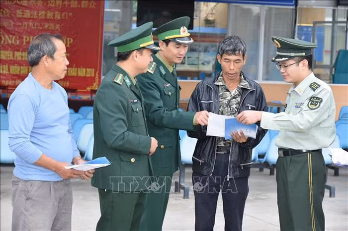 努力增强越中两国边境干部与居民的守法意识 ảnh 1 努力增强越中两国边境干部与居民的守法意识 ảnh 1
