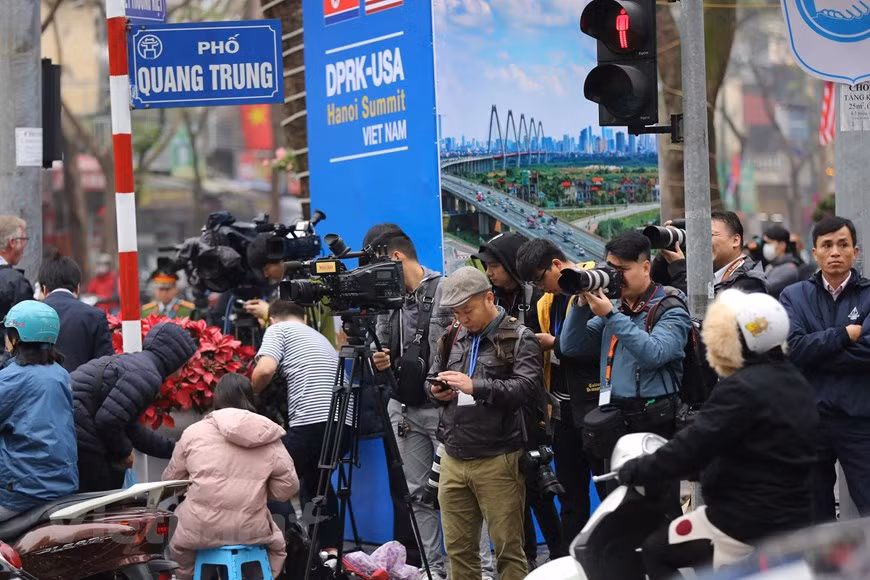 美朝领导人会晤：外国记者可免费乘坐火车和公交车 ảnh 1