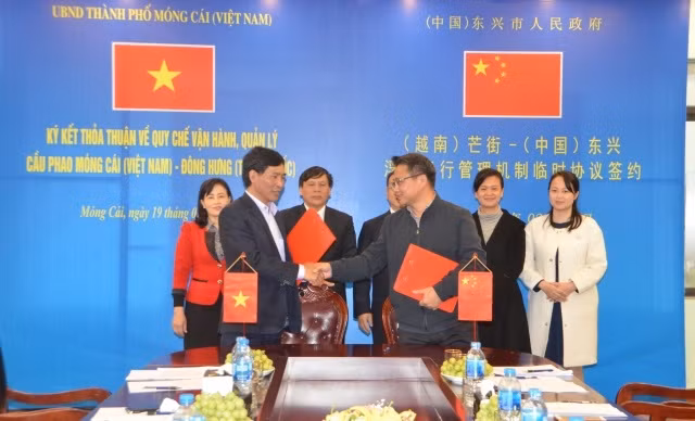 越中签署芒街-东兴浮桥运行管理机制临时协议 ảnh 1