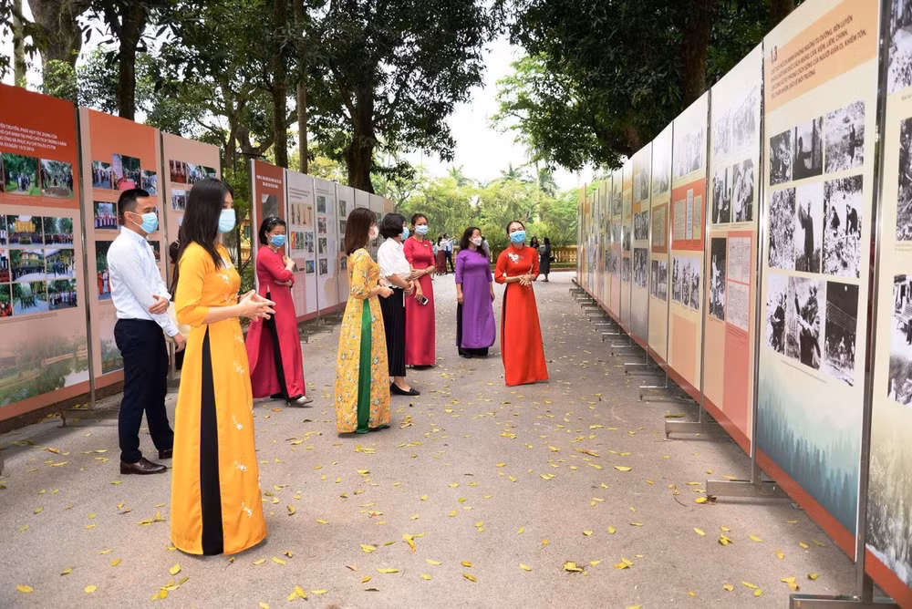 “学习和践行胡志明主席思想、道德、作风”资料和图片展在河内举行 ảnh 2 “学习和践行胡志明主席思想、道德、作风”资料和图片展在河内举行 ảnh 2