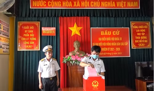 国会与人民议会选举：DK1海上高脚屋提前进行选举投票 ảnh 1