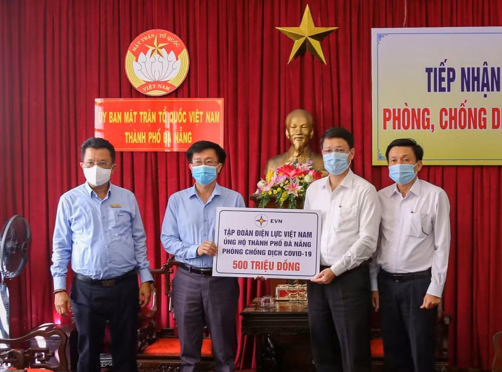 越南劳动总联合会向受疫情影响的工会会员和劳动者提供逾25亿越盾援助 ảnh 1