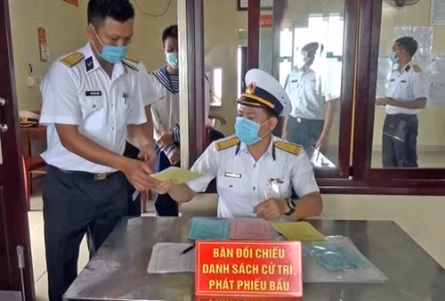 国会和人民议会换届选举：DK1海上高脚屋全部选民完成提前投票 ảnh 1