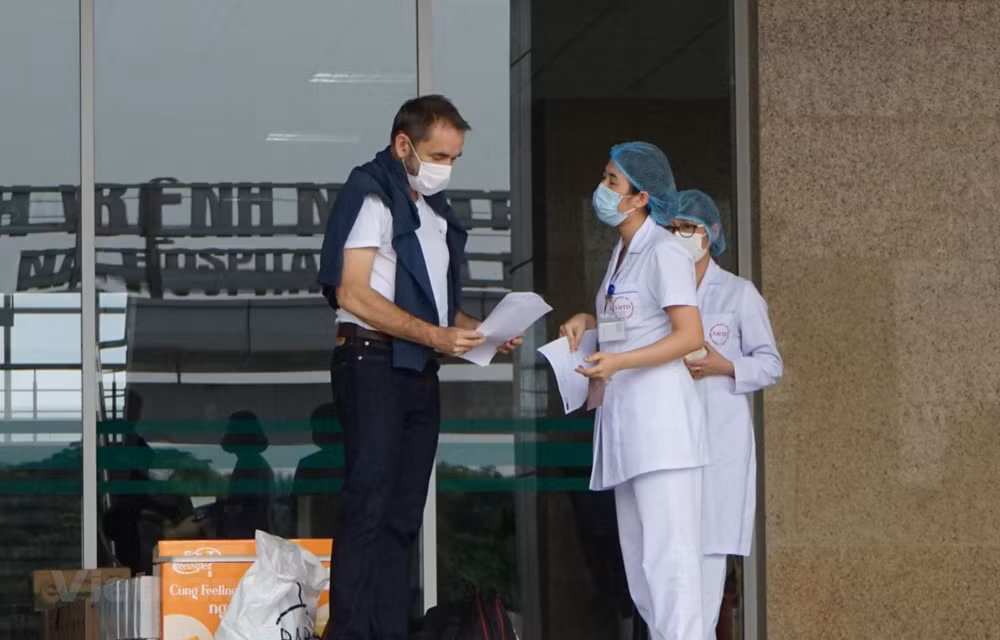 法国前驻越大使在越南体验新冠肺炎治疗过程 ảnh 1