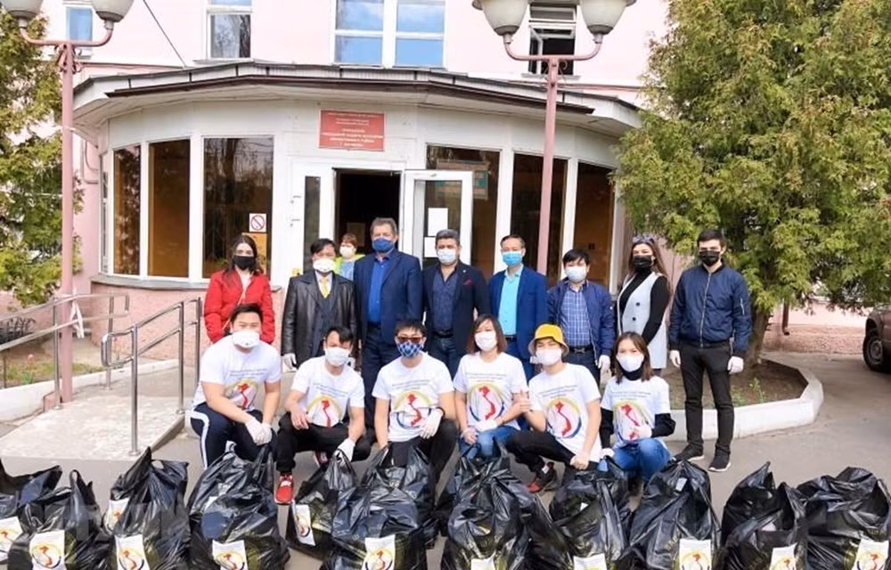 疫情中旅居俄罗斯沃罗涅日市越南人为当地民众送去关怀 ảnh 1