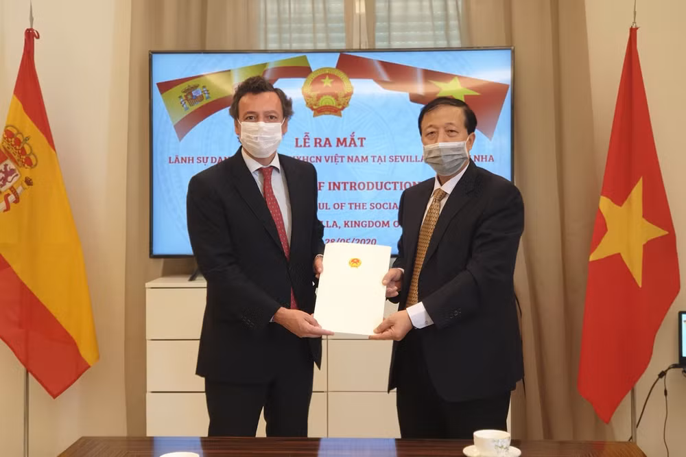 西班牙公民被任命为越南驻西班牙塞维利亚名誉领事 ảnh 1 西班牙公民被任命为越南驻西班牙塞维利亚名誉领事 ảnh 1