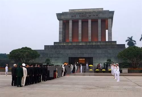 胡志明主席陵自12日起恢复开放 ảnh 1